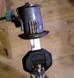 Suzuki - do czego służy wypustka ze złotą szyną w wkładce zamka?