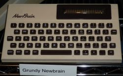 Grundy NewBrain z klawiaturą i wyświetlaczem