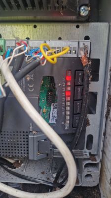 Panel sterowania z podłączonymi przewodami i świecącymi diodami LED.