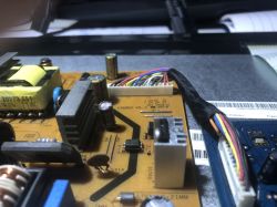 Dell p2212h - monitor włącza się na ułamek sekundy i gaśnie.