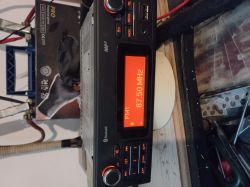 Radio samochodowe z wyświetlaczem pokazującym częstotliwość 87.50 MHz.