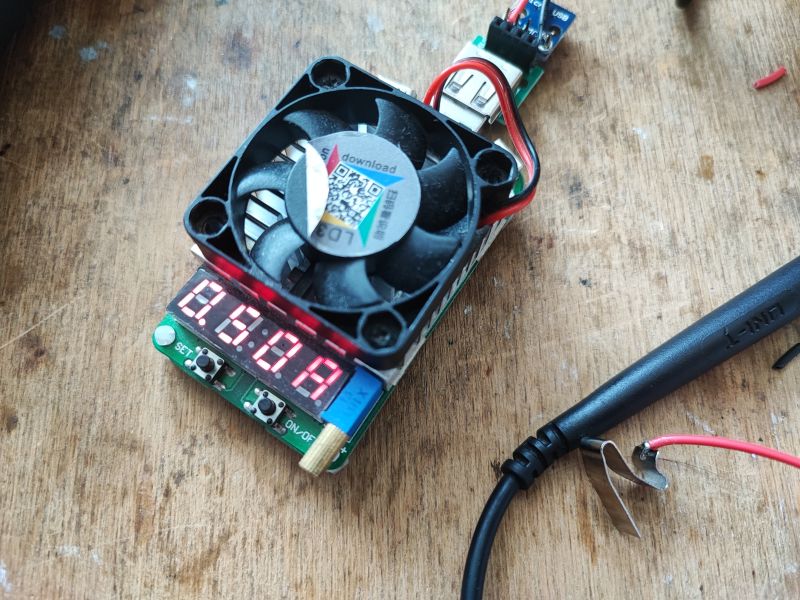 Urządzenie do testowania obciążenia z wyświetlaczem pokazującym 0.00 A.