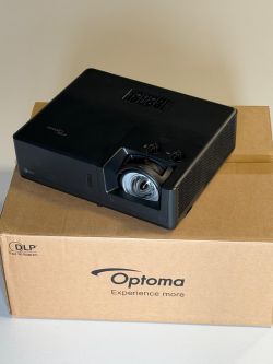 Projektor Optoma ZU507TST na kartonie z logo marki