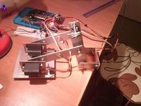 Ramię robota oparte na serwomechanizmach modelarskich Ramię robota oparte na serwomechanizmach modelarskich