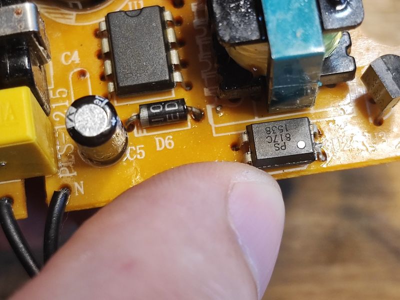 Zbliżenie na płytkę drukowaną z zaznaczonym elementem elektronicznym