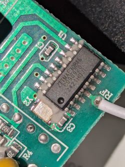 Zbliżenie na układ scalony na zielonej płytce PCB z oznaczeniem RF i podłączonym białym przewodem