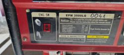 Parametry techniczne agregatu EPM 3500LQ Tabliczka znamionowa i wyłącznik agregatu prądotwórczego EPM 3500LQ