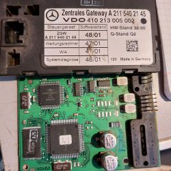 Moduł ZGW Mercedes W211 z widocznymi elementami elektronicznymi i oznaczeniami.