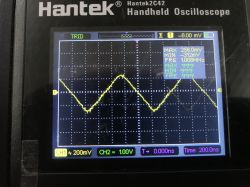 Trójkątny przebieg sygnału 1008 Hz na oscyloskopie Hantek 2C42