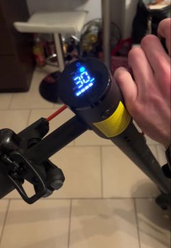 Wyświetlacz hulajnogi Xiaomi pokazujący prędkość 30 km/h
