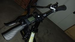 Kierownica roweru elektrycznego z ekranem SHARP i manetką zmiany biegów