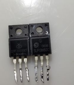 Dwa elementy elektroniczne: dioda Schottky'ego SRF 20200CT i MOSFET SLF 13N50C na białym tle.