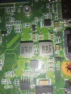 Zdjęcie płyty głównej z częścią elektroniczną, widoczne komponenty pod napięciem.
