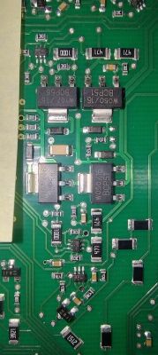 Nahaufnahme einer Leiterplatte mit verschiedenen elektronischen Bauteilen, darunter beschriftete Triacs.