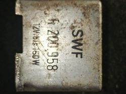 Zbliżenie na metalową część z oznaczeniami SWF i 12V 16(4)A 502.