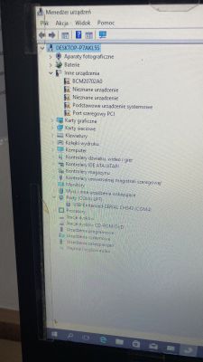 Okno Menedżera urządzeń w systemie Windows z listą rozpoznanych i nierozpoznanych urządzeń.