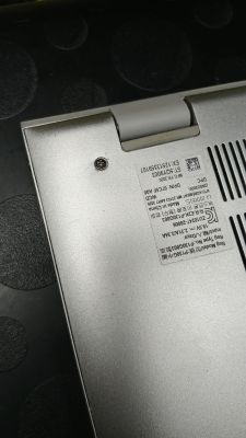 Śrubka w obudowie laptopa nie chce się odkręcić