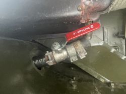 Zawór kulowy z czerwoną dźwignią „altechnic” na wężu „HEATER” w komorze silnika