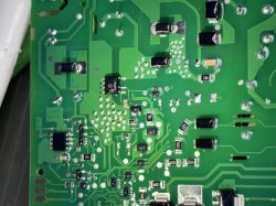 Zbliżenie na zieloną płytkę PCB z elementami SMD, ścieżkami i punktami lutowniczymi
