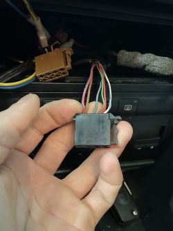 Jak prawidłowo podłączyć kostkę radia w Audi A6 c5 1998r - brak sygnału, REM do basu