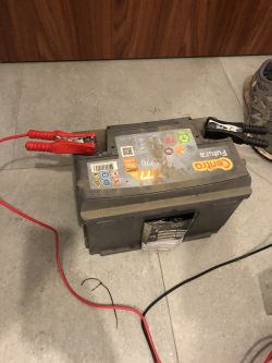 Brak reakcji prostownika po podłączeniu do akumulatora CENTRA - uszkodzenie?