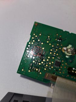 Płytka drukowana z oznaczeniem obszaru wokół układu scalonego