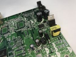 Wnętrze starego routera ISDN/DSL DI-304. Wspominamy Internet lat 2000