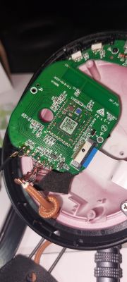 Zbliżenie na wewnętrzną płytkę drukowaną słuchawek Panasonic HTX80B z przylutowanymi przewodami.