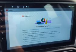 Ekran radia samochodowego z otwartą aplikacją YouTube, gdzie widoczna jest strona z ustawieniami plików cookie.