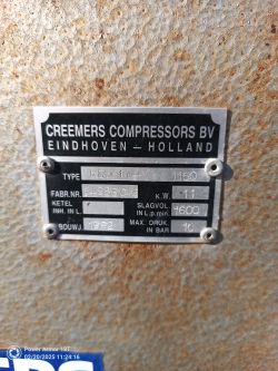 Tabliczka znamionowa na kompresorze śrubowym marki CREEMERS COMPRESSORS BV z danymi technicznymi.
