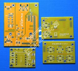 Cztery niezmontowane płytki PCB na niebieskim tle, z nadrukiem byutek.