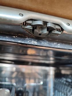 Zbliżenie zatrzasku drzwi zmywarki Electrolux.