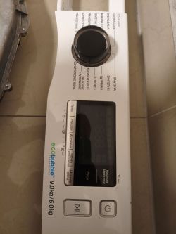 Panel sterowania pralko-suszarki Samsung z pokrętłem i wyświetlaczem, widoczne programy prania.