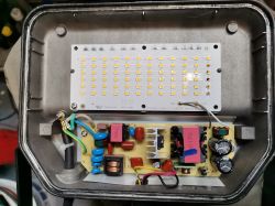 Wnętrze lampy LED z płytką elektroniczną i diodami.
