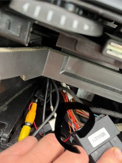 Wnętrze samochodu z widocznymi przewodami i złączkami