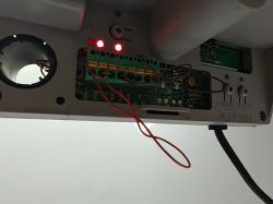 Widok zbliżony na kostkę elektryczną i podłączone kable w urządzeniu D600