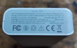 Widok zbliżony na dolną część powerbanka Romoss Sense 4SF z widocznymi oznaczeniami i specyfikacją techniczną.