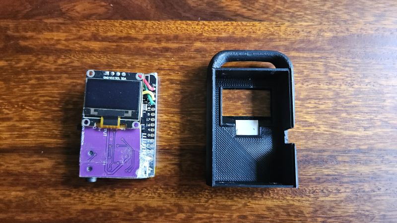 Prototyp miniaturowego EKG z ekranem OLED i obudową wydrukowaną 3D