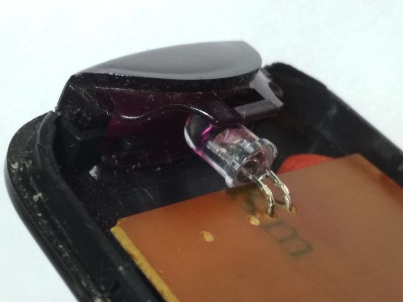 Wnętrze pilota z uszkodzoną diodą IR i polami lutowniczymi.