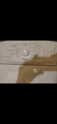 Panel sterowania pralki Whirlpool z kilkoma podświetlonymi wskaźnikami.