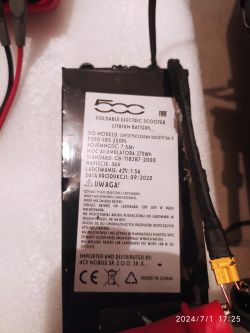 Bateria litowa hulajnogi elektrycznej FIAT 500 z widoczną etykietą techniczną.