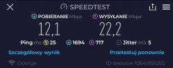 Ekran wyników testu prędkości internetu z wartościami dla pobierania i wysyłania.