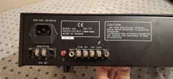 Widok z tyłu wzmacniacza UBA 5120 z wyjściami COM, 8Ω, 70V i 100V