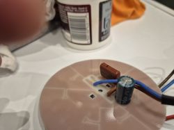 Zdjęcie układu elektronicznego z kondensatorami na stole.