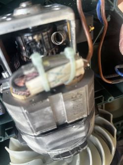 Zbliżenie na silnik odkurzacza do liści PARKSIDE.