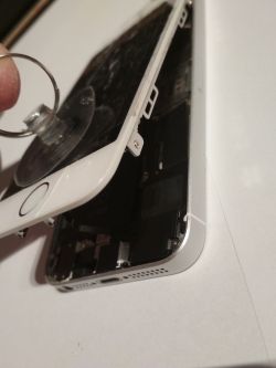 Jak wymienić wyświetlacz w iPhone SE? Jak wymienić wyświetlacz w iPhone SE?