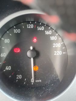Prędkościomierz z aktywnymi kontrolkami ostrzegawczymi w samochodzie.