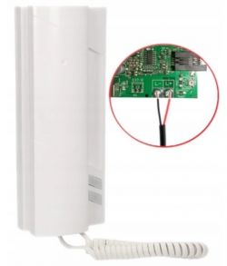 Unifon domofonowy z widoczną częścią elektroniczną.