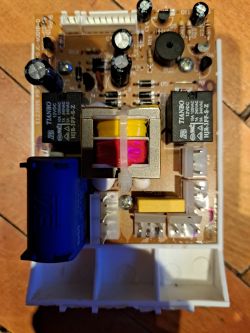 Płytka elektroniczna z różnymi komponentami, w tym kostki połączeniowe.