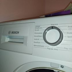 Panel sterowania suszarki Bosch Serie 4 z widocznym pokrętłem i programami.